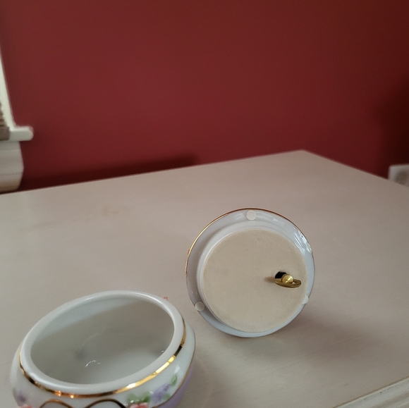 Ardleigh Elliott "A Mother's Embrace" Porcelain Music Box - Picture 2 of 9